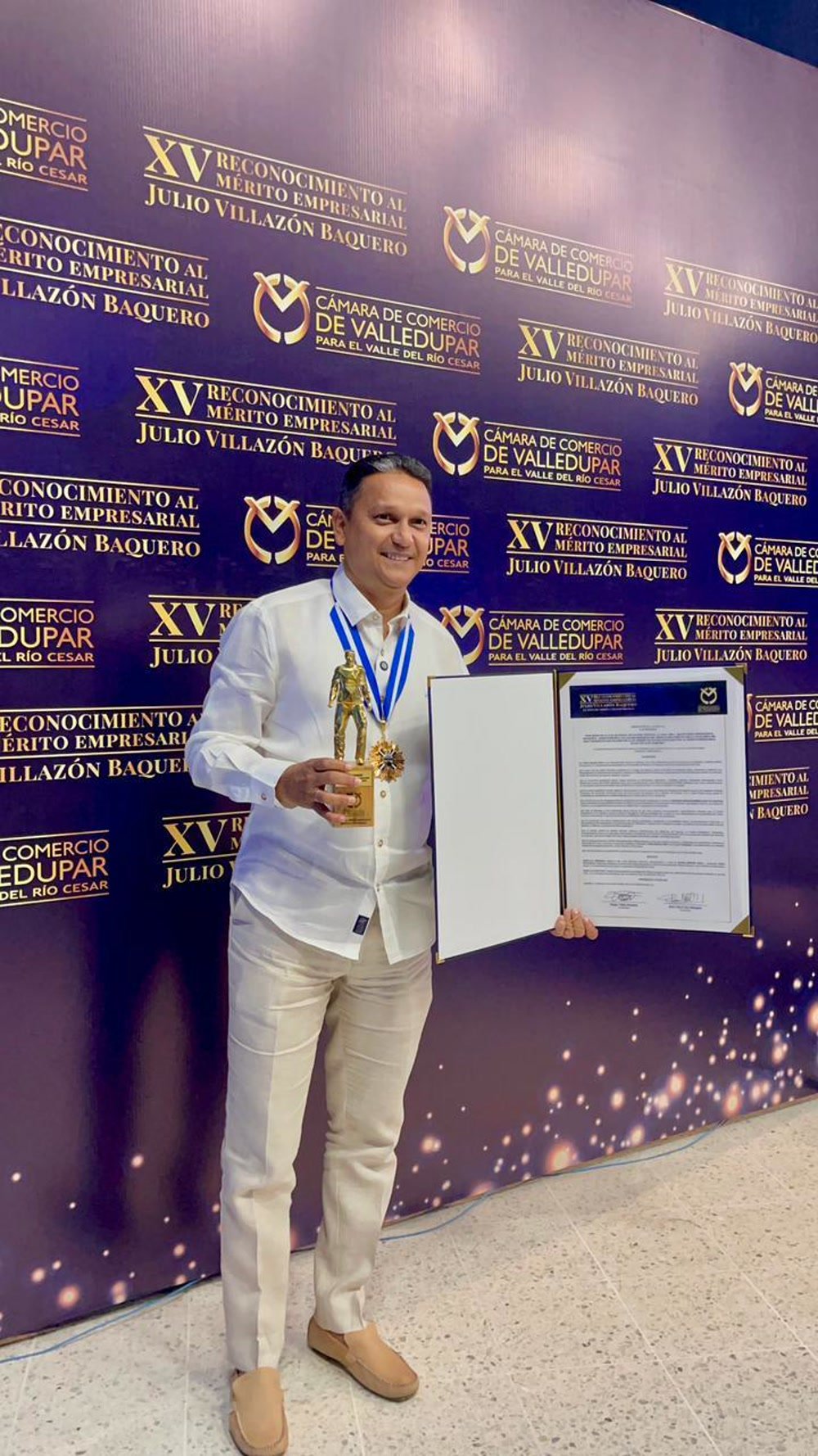 Elmer Jiménez recibiendo el XV Reconocimiento al Mérito Empresarial Julio Villazón Baquero de la Cámara de Comercio de Valledupar