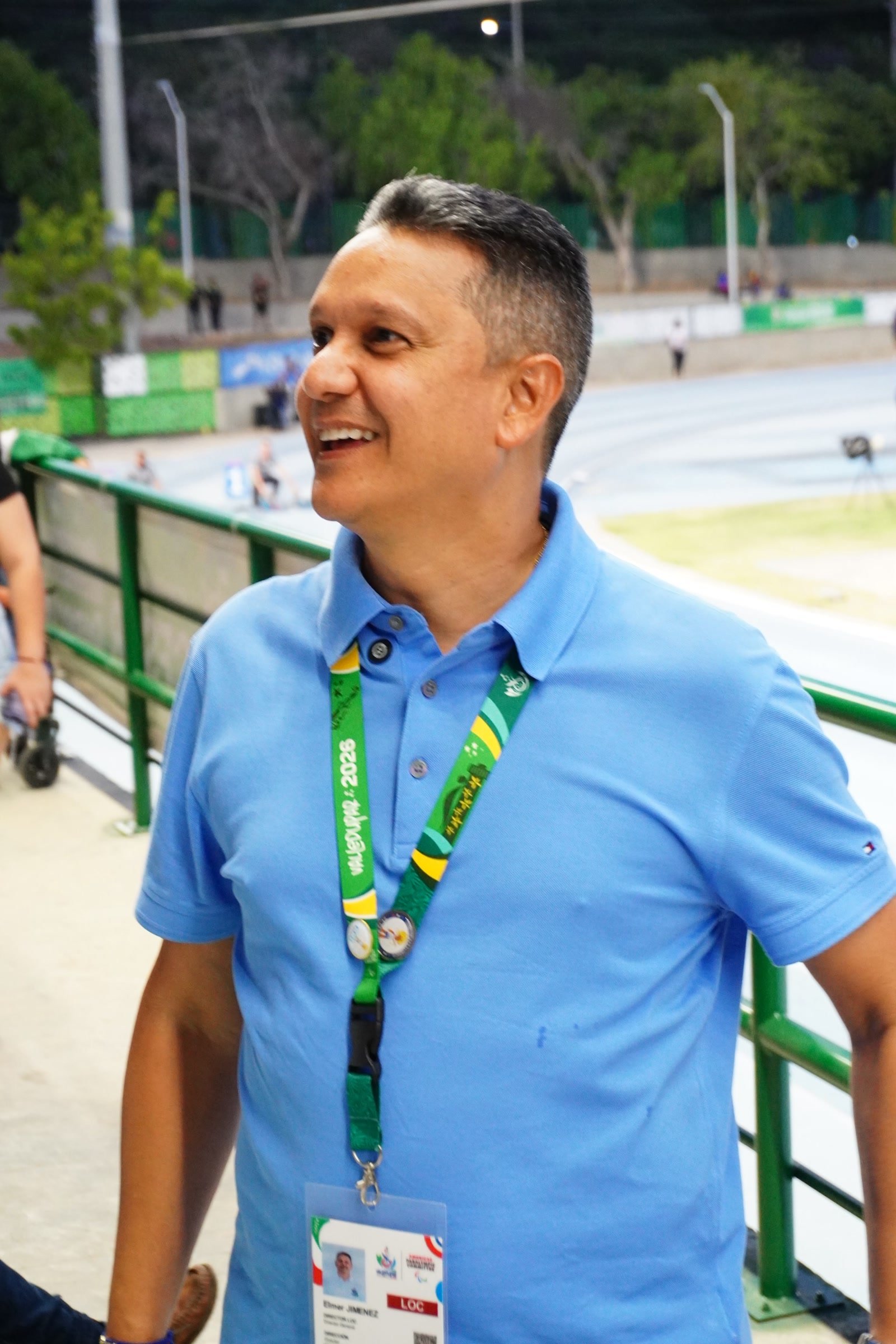 Elmer Jiménez con la credencial de los II Juegos Parasuramericanos Valledupar 2026 en el escenario