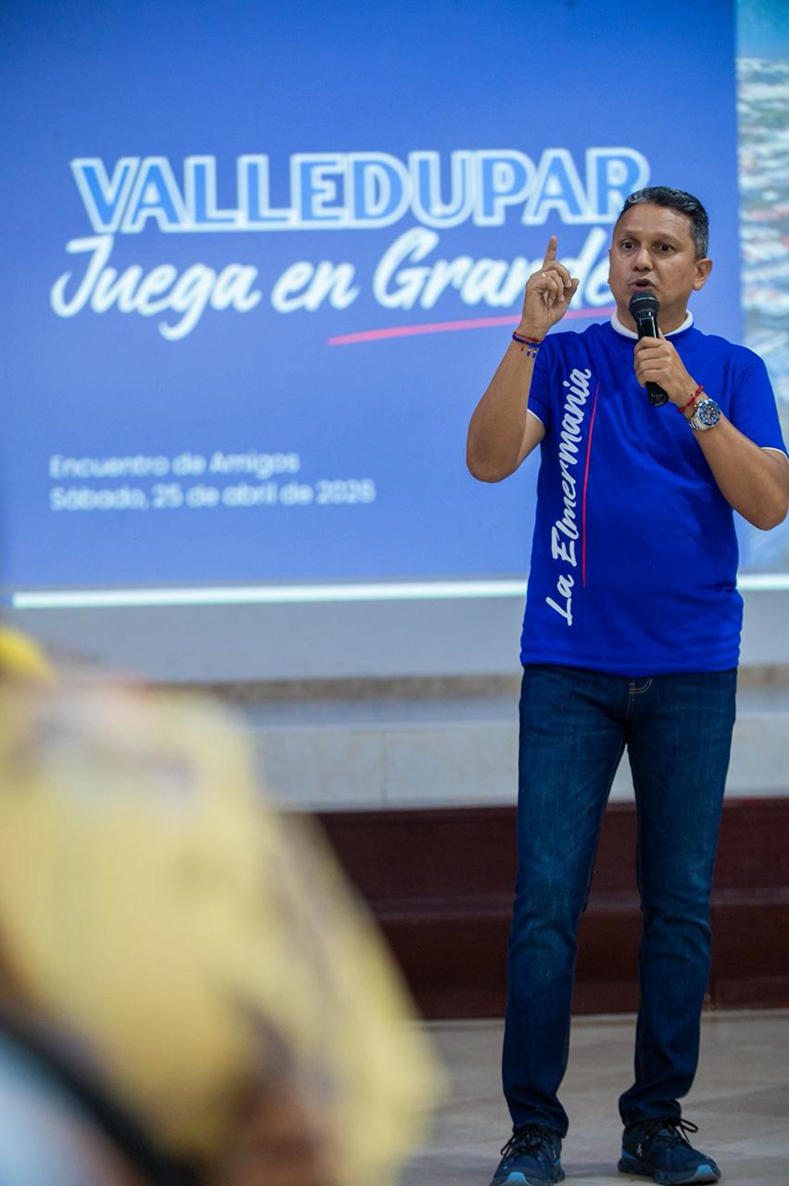 Elmer Jiménez hablando en el Encuentro de Amigos, Valledupar Juega en Grande