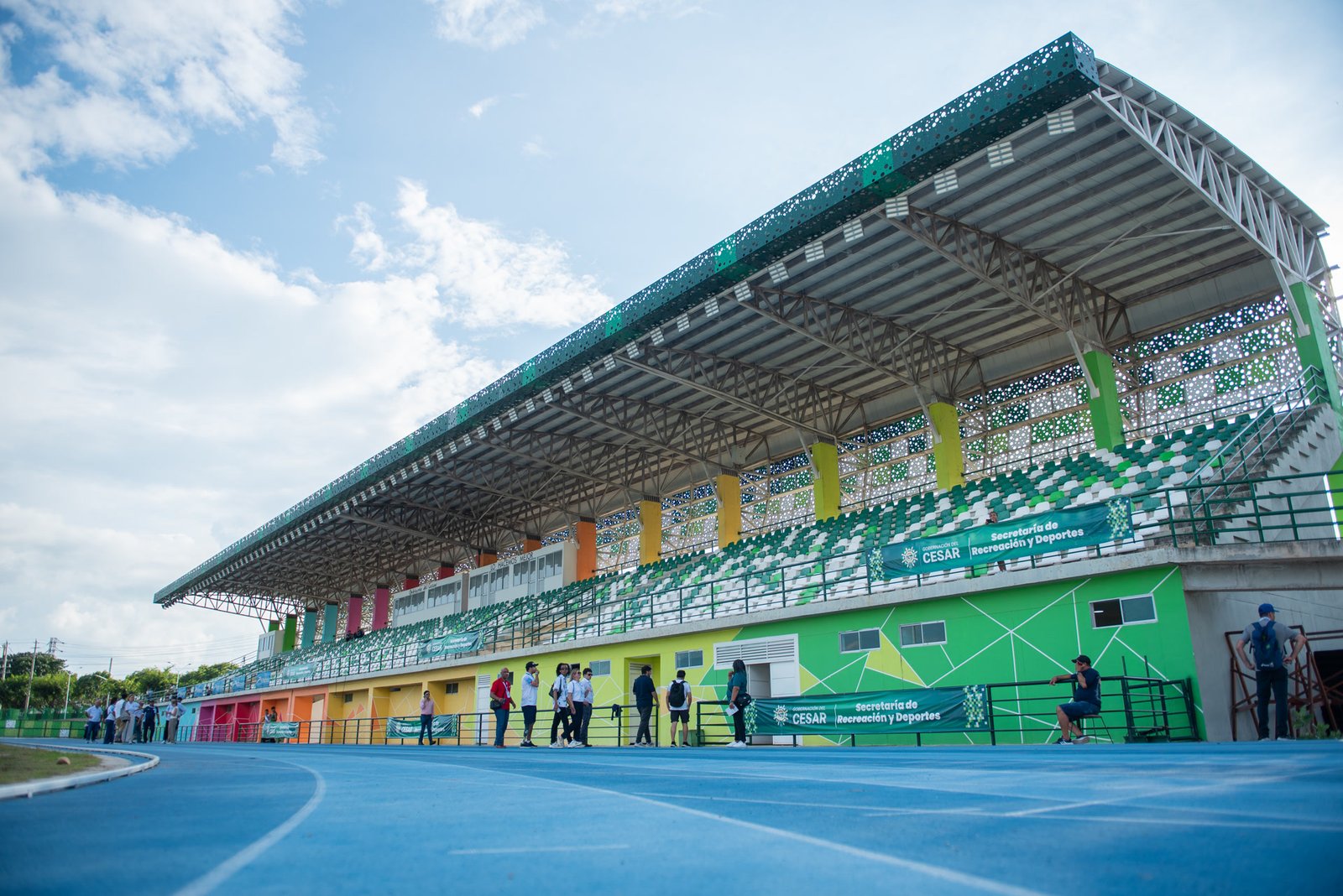 Tribuna cubierta junto a la pista de atletismo